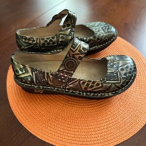 Alegria Mary Jane shoes are amazing, comfortable, stylish, and unique! Size 38